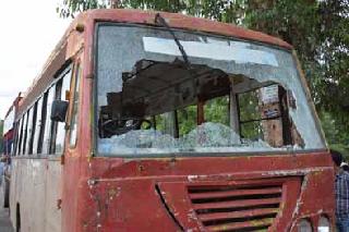 In the city of Akola, the villagers' havoc | अकोला शहरात गावगुंडांचा धुडगूस