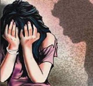 The father of the pornographic stolen girl made shooting | बापाच्या अश्लील चाळ्यांचे मुलीने केले शुटिंग