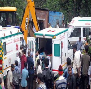 Filled with eyes, he was looking at the tanuhula | डोळे भरून ‘त्या’ तान्हुल्याकडे पाहत होत्या