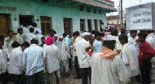 Farmers' flag to fill crop insurance | पीक विमा भरण्यासाठी शेतकऱ्यांची झुंबड