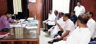 BJP members run the district collector | भाजप सदस्यांची जिल्हाधिकाऱ्यांकडे धाव