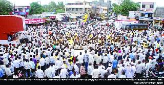 Hold the state road for reservation | आरक्षणासाठी राज्यमार्ग रोखला