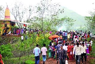 To celebrate the festival of Lord Shiva ... | नाग मंदिरात दर्शनासाठी रीघ...