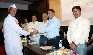 The glory of ten people in revenue | महसूलदिनी दहा जणांचा गौरव