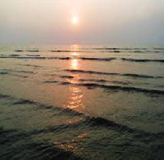 Three students of Thane lie on the coast of Juhu | ठाण्याचे तीन विद्यार्थी जुहू किनाऱ्यावर बुडाले Three students of Thane lie on the coast of Juhu | ठाण्याचे तीन विद्यार्थी जुहू किनाऱ्यावर बुडाले