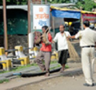 Manor eats dead dog | मनोरूग्णाने मृत कुत्रा खाल्ला