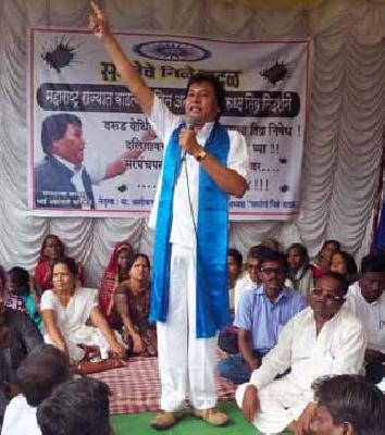 Lodged in front of Buldana District Collectorate | बुलडाणा जिल्हाधिकारी कार्यालयासमोर धरणे