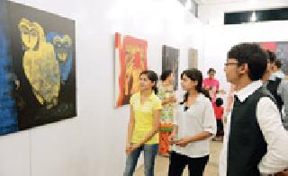 Souvenirs of expert painters | तज्ज्ञ चित्रकारांच्या चित्रांची रसिकांना मोहिनी Souvenirs of expert painters | तज्ज्ञ चित्रकारांच्या चित्रांची रसिकांना मोहिनी