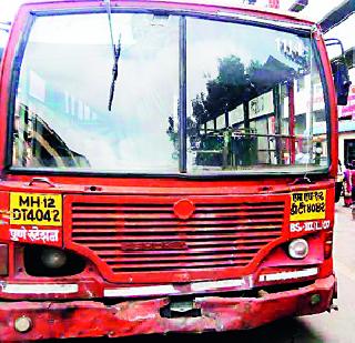 Footer: Just put it on | पादचा:याच्या अंगावर घातली बस