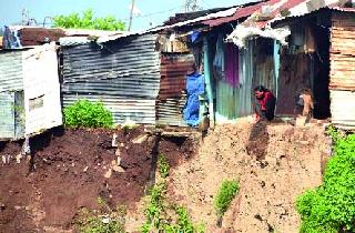 Do not temporarily move, a protective wall | तात्पुरते स्थलांतर नको, संरक्षक भिंतच हवी
