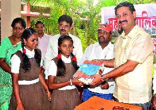 Student book leakage by student book bank | आमदार पुस्तक पेढीने रोखली विद्यार्थी गळती