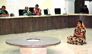 Stumbling around the denial of not setting the corner | कोनशिला न बसविण्याच्या निषेधार्थ ठिय्या