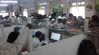 Fewer employees lost their lives | कमी कर्मचार्‍यांचा ग्राहकांना फटका