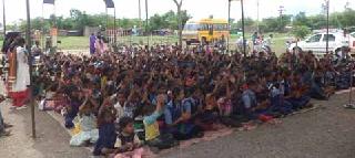 Distribution of 2 lakhs of literature to 400 students | ४00 विद्यार्थ्यांना २ लाखाचे साहित्य वाटप