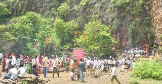 Thousands | हजारोंनी टेकला ऋषिचरणी माथा Thousands | हजारोंनी टेकला ऋषिचरणी माथा