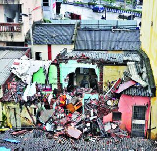 The gas explosion in Thergawa left the house | थेरगावात गॅस स्फोटात घर उडाले The gas explosion in Thergawa left the house | थेरगावात गॅस स्फोटात घर उडाले