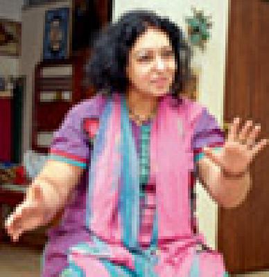 The song always used to sing songs at the teenager's house | किशोरदा घरीही नेहमीच गीत गुणगुणत असायचे