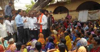 Hundreds of women hit the tehsil | शेकडो महिलांची धडकल्या तहसीलवर