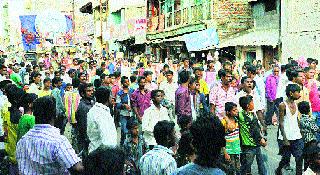 Throwing on the lock of the instrument | वाद्यांच्या तालावर थिरकली तरुणाई