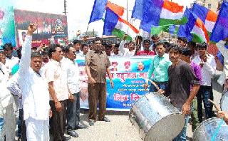 Mealgate demonstrations in the case of attack | हल्ला प्रकरणी माजलगावात निदर्शने