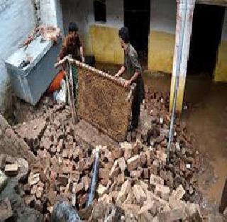 The house collapsed in Poladpur due to the excessive rainfall | पोलादपूरमध्ये अतिवृष्टीमुळे घर कोसळले