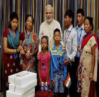 In the presence of Modi, 16 years after his return to parents | मोदींच्या उपस्थितीत जितची १६ वर्षांनी पालकांशी पुनर्भेट