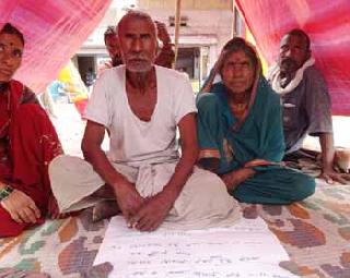 Readers' rights to fasting | उपोषणाकडे अधिकार्यांची पाठ Readers' rights to fasting | उपोषणाकडे अधिकार्यांची पाठ