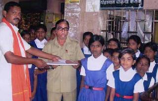 No bus stopped for girls | .. अन विद्यार्थिनींसाठी थांबली नाही बस