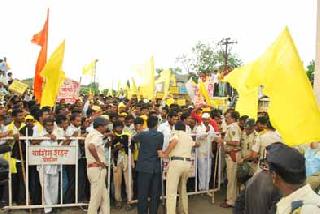 A rally on thousands of Dhangar community offices | हजारो धनगर समाजबांधवांचा जिल्हाधिकारी कार्यालयावर मोर्चा