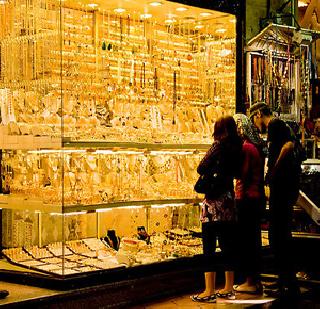 Gold and silver glow in festive fashion | सणासुदीने सोने-चांदीला चमक