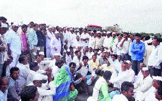 Stop the way of the Pimpalvaji Farmers Association. | पिंपळगावी शेतकरी संघटनेचा रास्ता रोको.