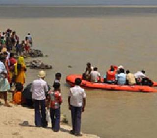 Hari passes away, 18 missing in Varanasi | वाराणसी येथे होडी उलटली, १८ जण बेपत्ता