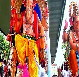 Pavement obstruction on the path of Ganpati | गणपतीच्या मार्गात खड्डय़ांचे विघ्न Pavement obstruction on the path of Ganpati | गणपतीच्या मार्गात खड्डय़ांचे विघ्न