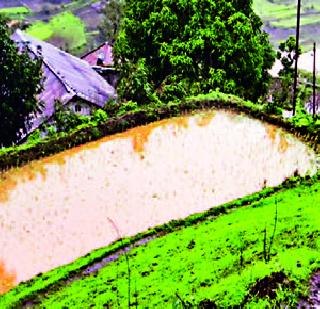 From the age of sixty years, living with the mountain peon | साठ वर्षापासून डोंगरपायथ्याशी जीव मुठीत धरून राहतोय