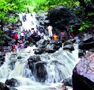 Voghoba waterfalls in the fog and the desert | धुके नि गर्द रानातील वाघोबाचा धबधबा