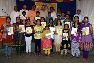 Due to the competition, the artwork of the students | स्पर्धांमुळे विद्यार्थ्यांच्या कलागुणांना वाव