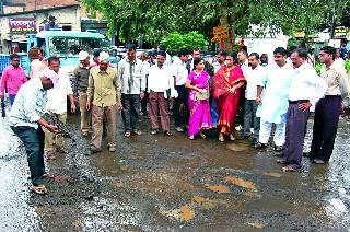 The potholes created by the chairmanship of the mayor | महापौरांच्याच प्रभागात सभापतींनी बुजवले खड्डे The potholes created by the chairmanship of the mayor | महापौरांच्याच प्रभागात सभापतींनी बुजवले खड्डे