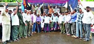 Demonstrations for ST workers' demands | एसटी कर्मचाऱ्यांची मागण्यांसाठी निदर्शनेंं Demonstrations for ST workers' demands | एसटी कर्मचाऱ्यांची मागण्यांसाठी निदर्शनेंं