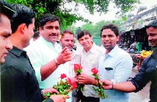 Youth Congress gifted bouquets to the Speaker | युवक कॉँग्रेसने सभापतींना दिली पुष्पगुच्छांची भेट Youth Congress gifted bouquets to the Speaker | युवक कॉँग्रेसने सभापतींना दिली पुष्पगुच्छांची भेट