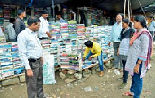 10 lakh books seized | १० लाखांची पुस्तके जप्त