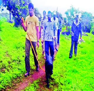 Thieves beat up Bapelake | चोरटय़ांची बापलेकाला मारहाण Thieves beat up Bapelake | चोरटय़ांची बापलेकाला मारहाण