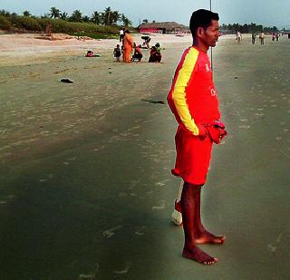 The shore security is the 'Shitti' | किनारा सुरक्षेची वाजली ‘शिट्टी’