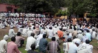 For the farmers who sow dbar sowing, the front of Tehsil | दुबार पेरणी करणार्या शेतकर्यांचा तहसीलवर मोर्चा For the farmers who sow dbar sowing, the front of Tehsil | दुबार पेरणी करणार्या शेतकर्यांचा तहसीलवर मोर्चा