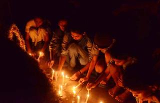 Holi was greeted by midnight | हुतात्म्यांना होते मध्यरात्री अभिवादन Holi was greeted by midnight | हुतात्म्यांना होते मध्यरात्री अभिवादन