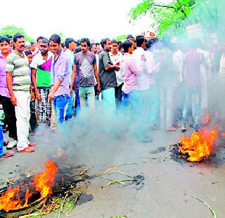 Attempts to create a political party | राजकीय पोळी भाजण्याचा प्रयत्न Attempts to create a political party | राजकीय पोळी भाजण्याचा प्रयत्न