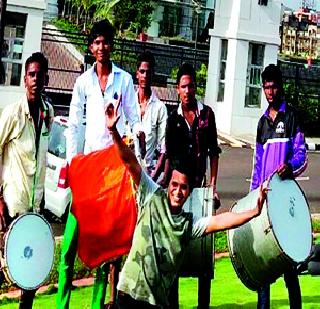 The contractor works as a permanent worker | कंत्रटी कामगार कायम The contractor works as a permanent worker | कंत्रटी कामगार कायम