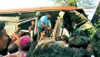 S.T. The tree collapsed | एस.टी. झाडावर आदळली S.T. The tree collapsed | एस.टी. झाडावर आदळली