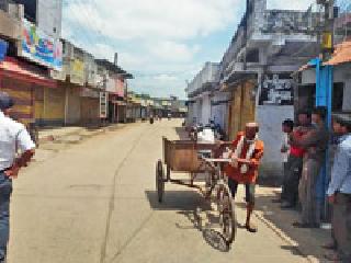 Goghugas cracked off, stop the road movement | घुग्घुस कडकडीत बंद, रास्ता रोको आंदोलन Goghugas cracked off, stop the road movement | घुग्घुस कडकडीत बंद, रास्ता रोको आंदोलन