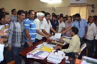 A lot of hotel activists protest against Akola Manpa | अकोला मनपाविरोधात हॉटेल व्यावसायिकांचे तीव्र आंदोलन A lot of hotel activists protest against Akola Manpa | अकोला मनपाविरोधात हॉटेल व्यावसायिकांचे तीव्र आंदोलन