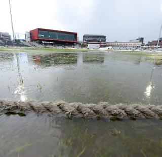 Rains of England lead | इंग्लंडच्या आघाडीत पावसाचा खोडा Rains of England lead | इंग्लंडच्या आघाडीत पावसाचा खोडा